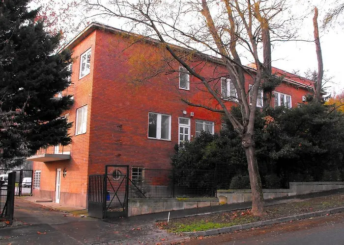 Season Hostel Hill